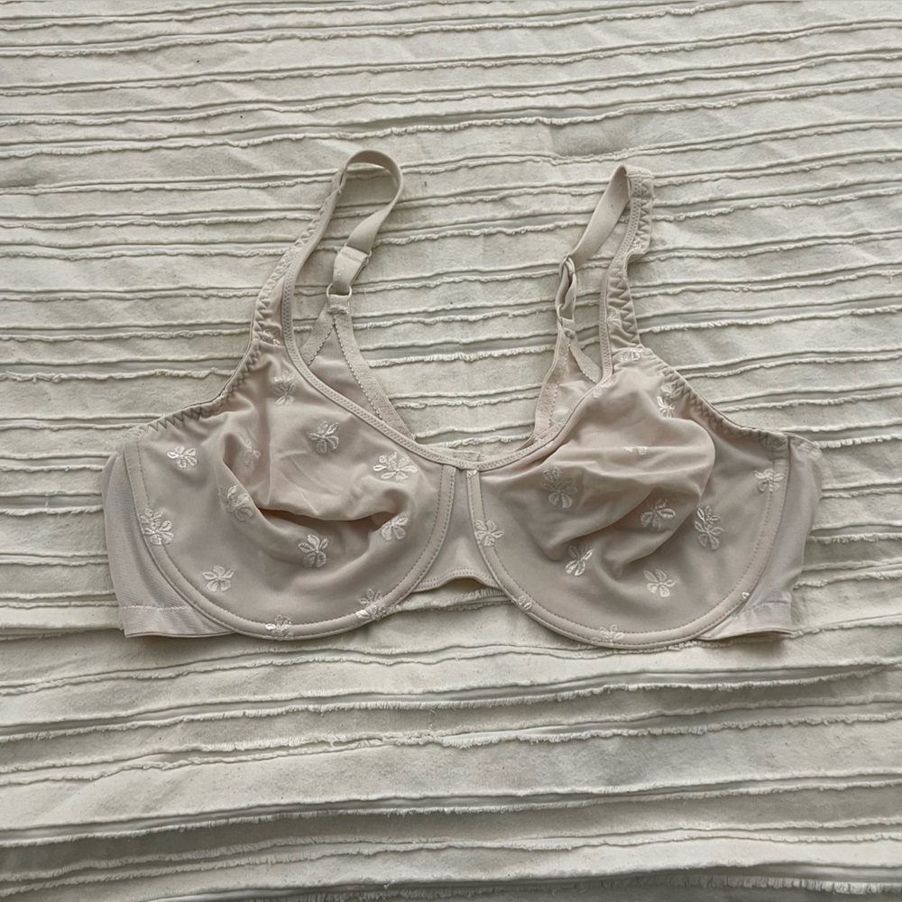 Cream colour bra with wire for support. Sheer cups with floral pattern VGUC